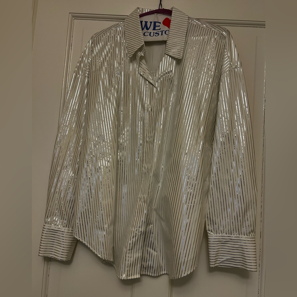 Never Worn !
Zara white blouse with thin silver stripes
Size Medium